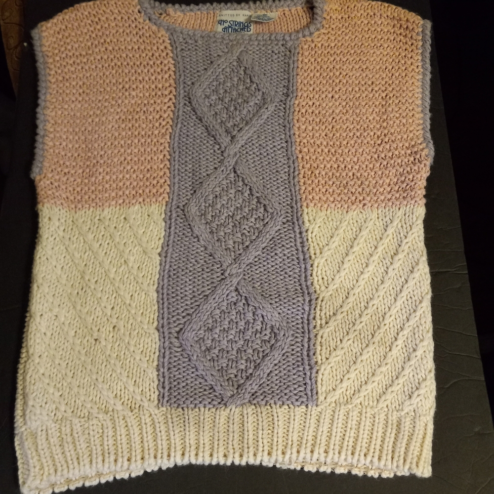 New. NO STRINGS ATTACHED cable knit Ramie vest. Med